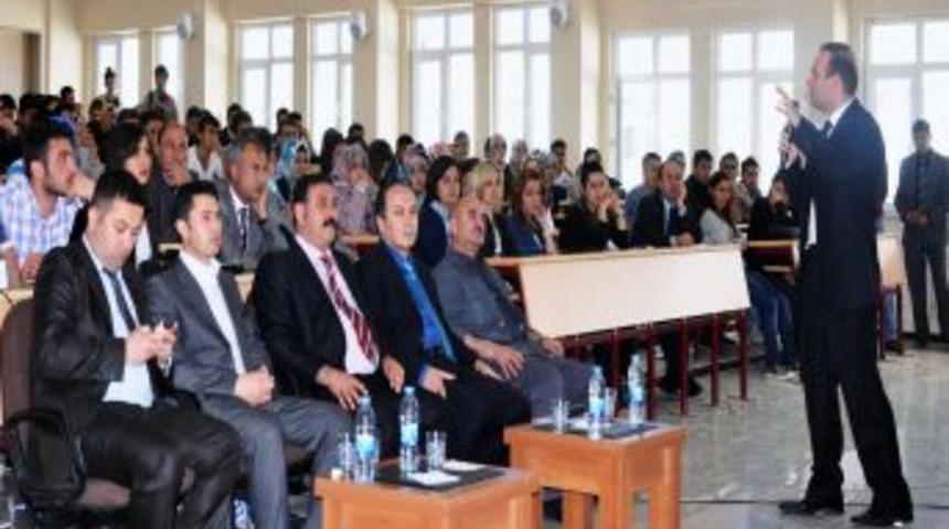 &Uuml;niversiteli &ouml;ğrenciler 'Farkında mısınız?' paneli ile bilgilendi