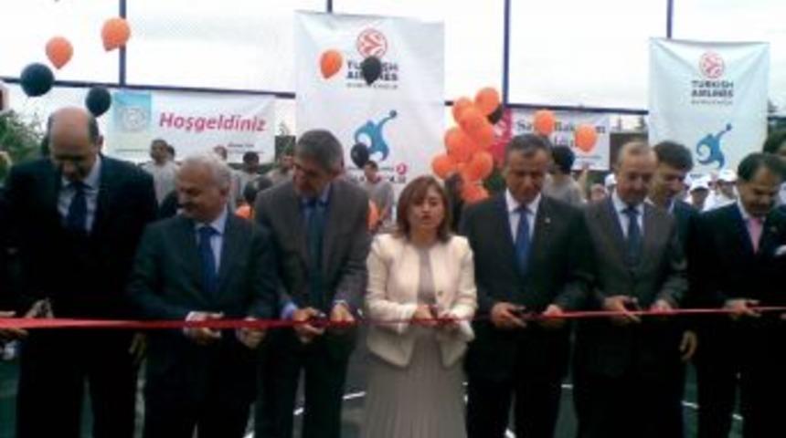 Eurolig oyuncuları kimsesiz &ccedil;ocuklarla basketbol oynadı