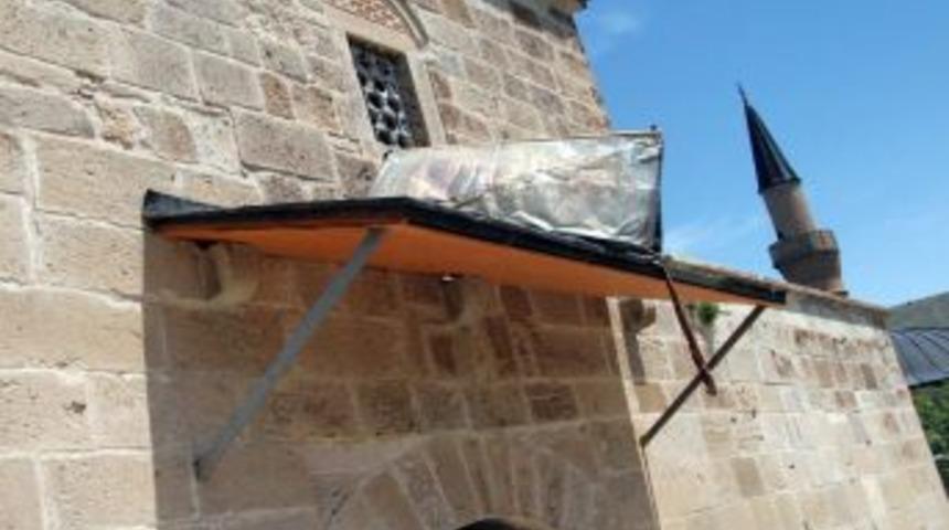 Seyyid Battal Gazi T&uuml;rbesi D&ouml;k&uuml;l&uuml;yor