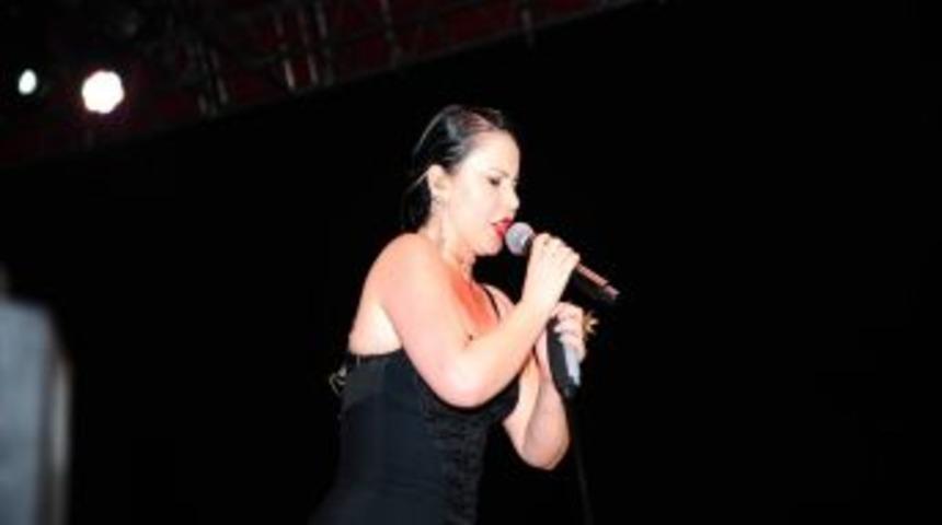 Şebnem Ferah Konserinde Yer Yerinden Oynadı