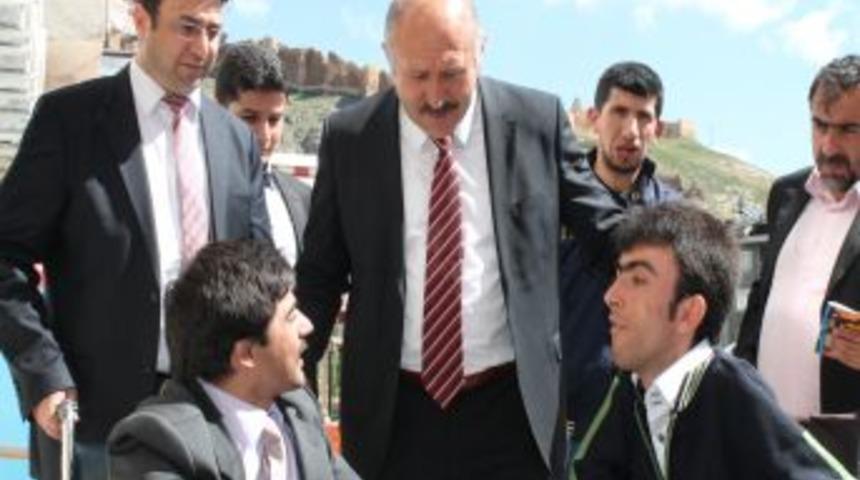 Bayburt'ta kaldırımlar engelliler i&ccedil;in yeniden d&uuml;zenlenecek