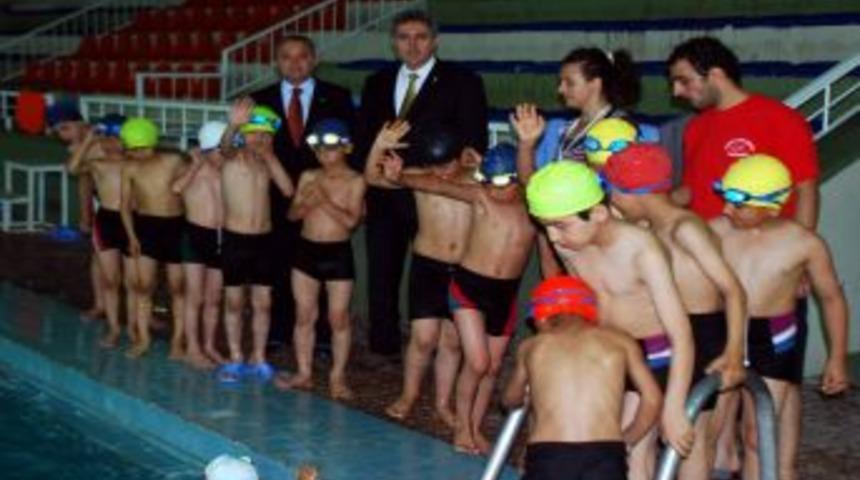 Havuz İle İlk Kez Tanışan &Ccedil;ocukların Y&uuml;zme Heyecanı