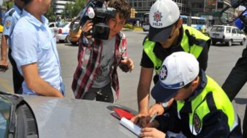 Minik polisler, kurallara uymayanlara ceza kesti
