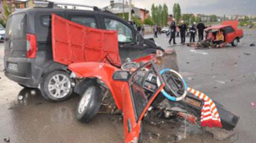 Otomobil ikiye ayrıldı