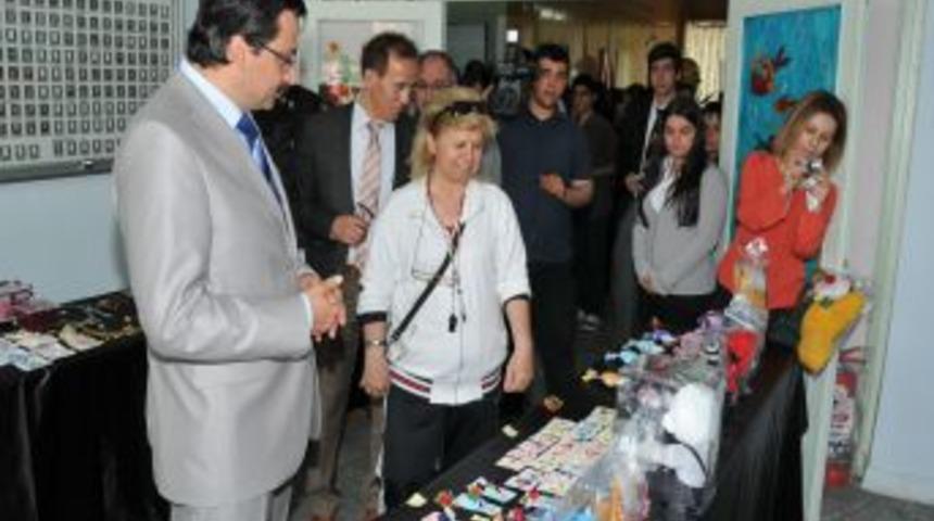 Başkan Ak'tan l&ouml;semili &ccedil;ocuklar yararına a&ccedil;ılan sergiye destek