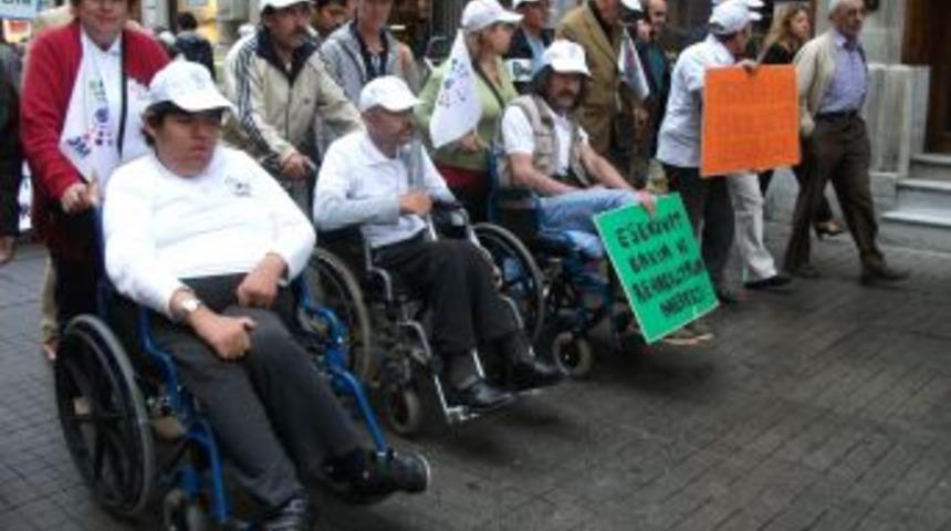 Engellilerden &lsquo;biz de buradayız&rdquo; y&uuml;r&uuml;y&uuml;ş&uuml;