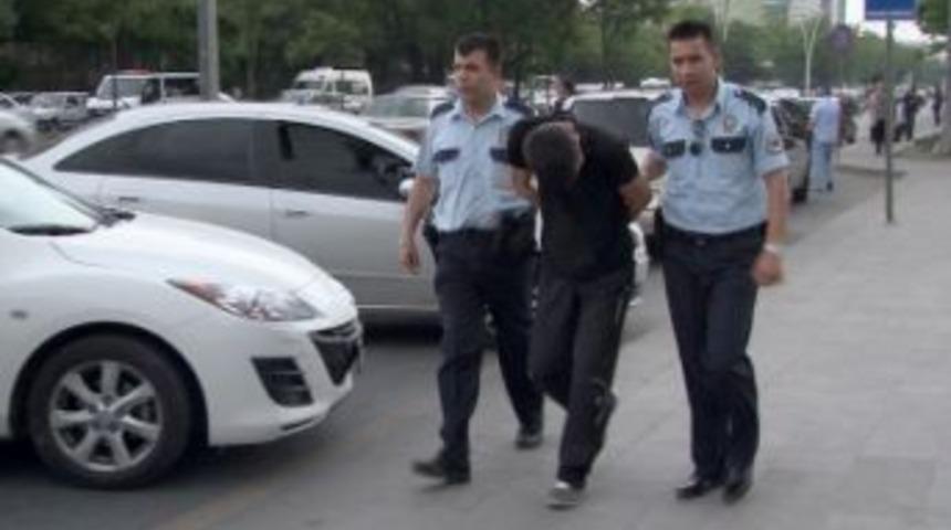 Hırsızlar, komşunun sıkı takibinden ka&ccedil;amadı