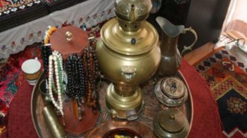 Eski eşyaları toplayarak evini m&uuml;zeye d&ouml;n&uuml;şt&uuml;rd&uuml;