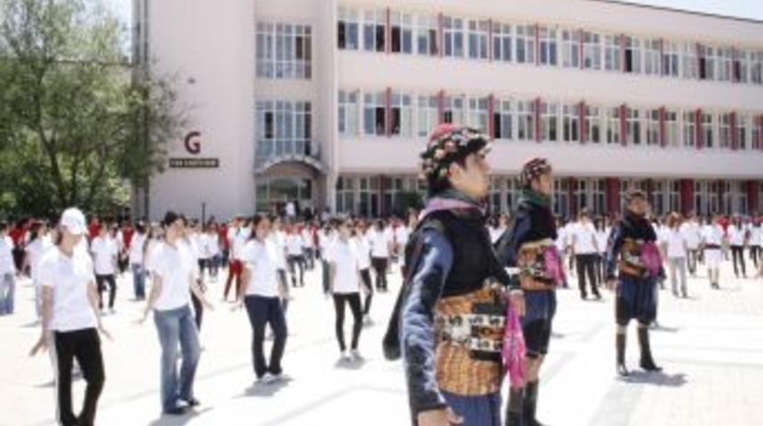 Muğla &Uuml;niversitesi'nde bin 200 &ouml;ğrenci zeybek oynadı