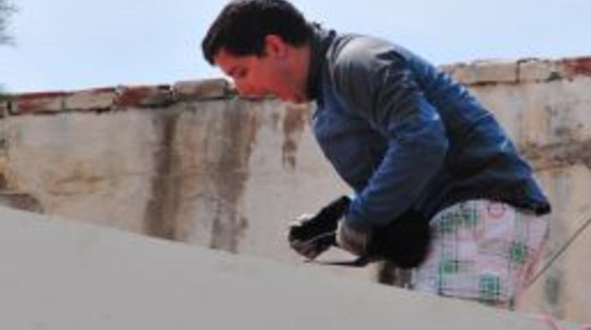 Paraş&uuml;t&uuml;n kontrol&uuml;n&uuml; kaybeden pilot &ccedil;atıya d&uuml;şt&uuml;