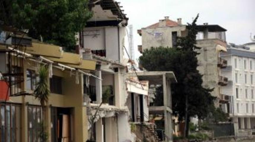 Atakum sahilinde binalardaki &ccedil;ıkıntılar yıkıldı