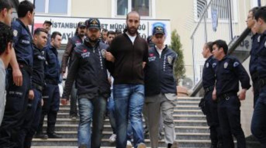 Adliye &ouml;n&uuml;ndeki silahlı kavganın zanlıları adliyeye sevk edildi