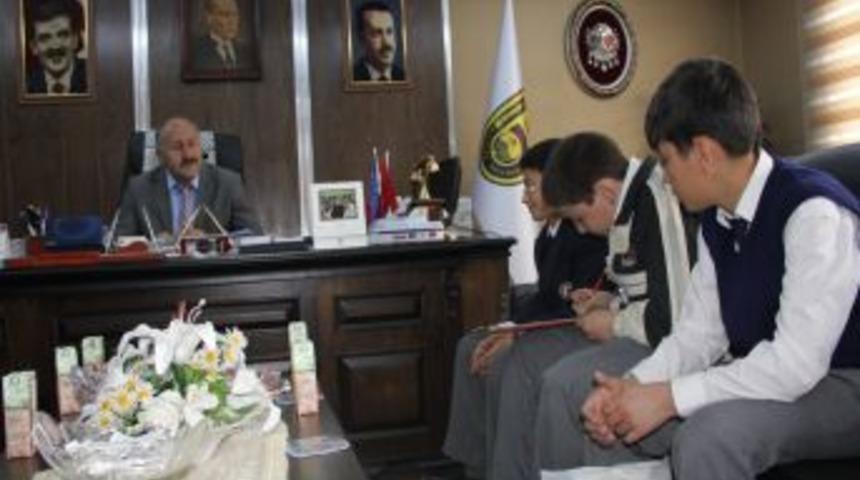 &Ouml;ğrenciler Belediye Başkanı Polat'ı Soru Yağmuruna Tuttu