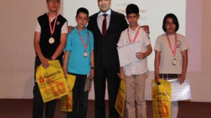 Sınavında başarılı olan &ouml;ğrenciler &ouml;d&uuml;llendirildi