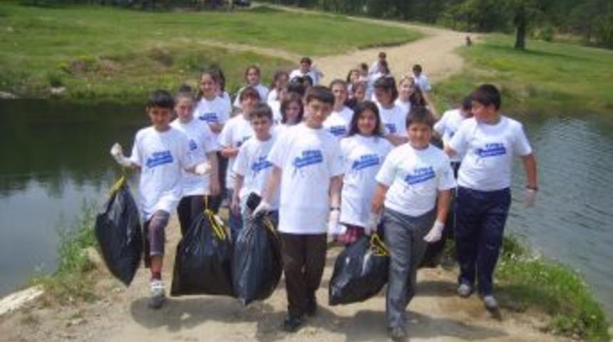 Gen&ccedil;ler G&ouml;leti Temizledi