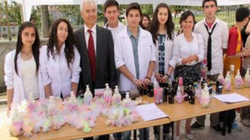 &Ouml;ğrenciler hem &ouml;ğreniyor, hem &uuml;retiyor