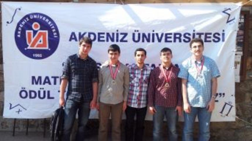 Samanyolu Koleji, Matematik Olimpiyatları'ndan 3 altın madalyayla d&ouml;nd&uuml;