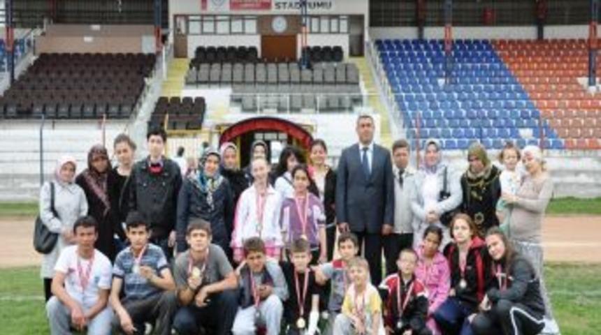 D&uuml;zce'de Engelliler Atletizm Pist Yarışmaları D&uuml;zenlendi