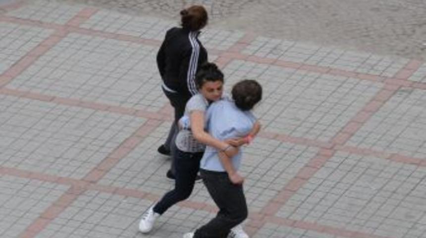 Rize'de Liseli Kızların Bı&ccedil;aklı Kavgası