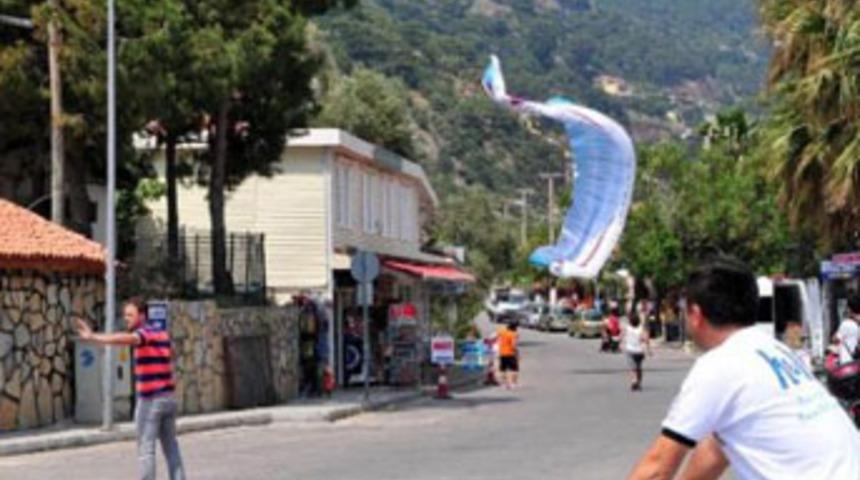 Paraş&uuml;t&uuml;yle markete d&uuml;şt&uuml;!