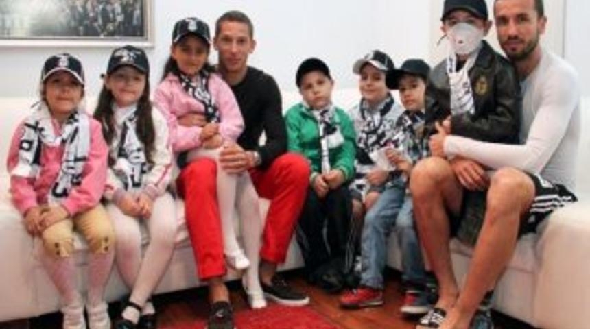 Beşiktaşlı futbolcular, organ nakli olan &ccedil;ocukları sevindirdi