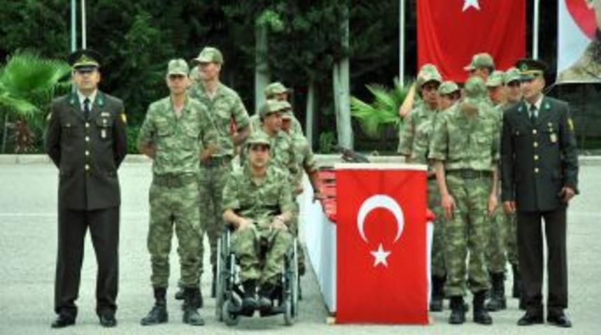 Engellilerin bir g&uuml;nl&uuml;k 'temsili askerlik' heyecanı