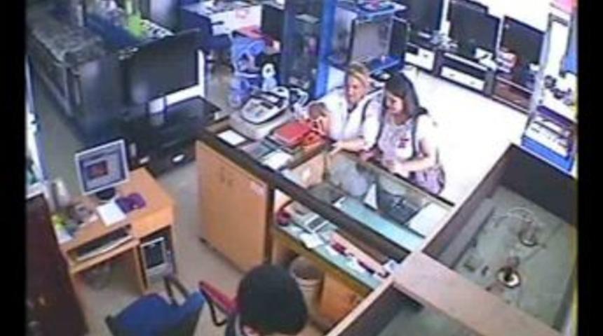 Kuyumcudan altın zincir &ccedil;alan kadınlar g&uuml;venlik kamerasında