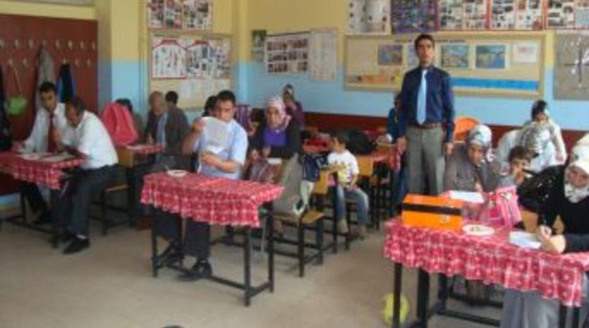 Kahta'da 'veliler kitap okuyor' kampanyası başladı