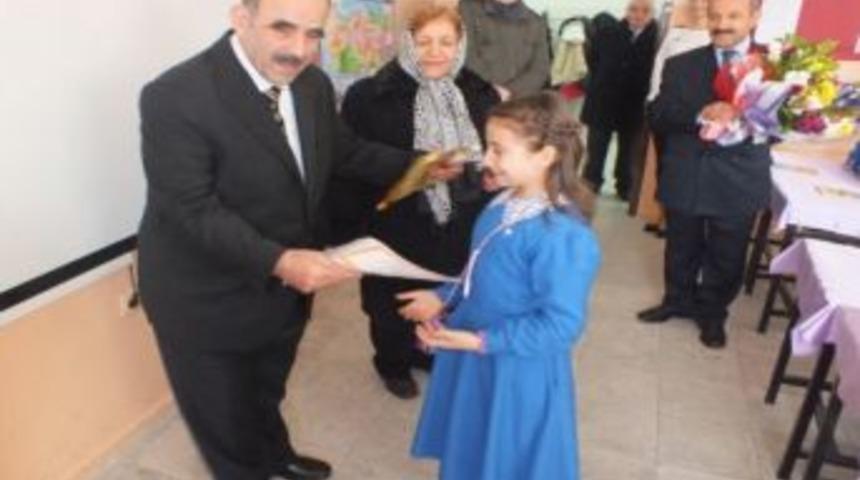 Melikşahlı &ouml;ğrenciler, hayırsever Emel Tarman&rsquo;ı yılın annesi se&ccedil;ti