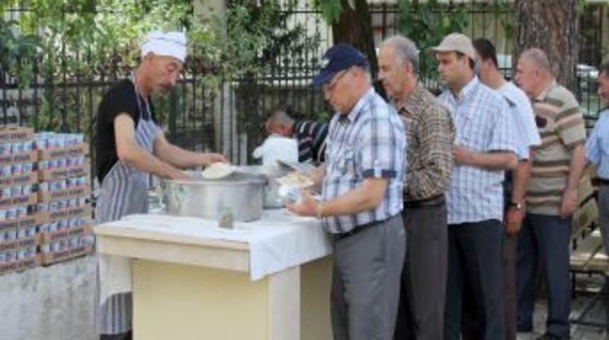 Alemizade Vakfı 800 kişilik pilav hayrı yaptı