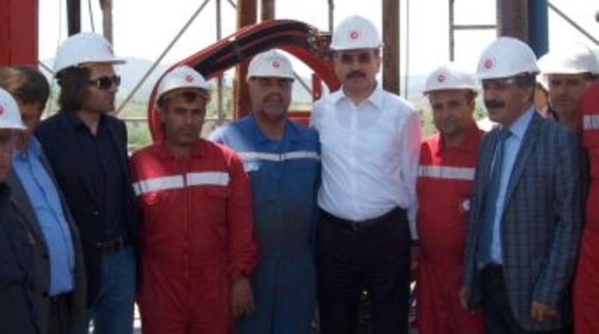 Vali Turhan Sason&rsquo;da a&ccedil;ılan petrol kuyusunu ziyaret etti