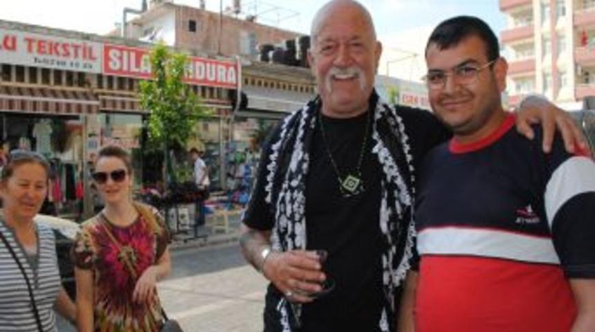 Tiyatro sanat&ccedil;ısı Tilma&ccedil;, 3 yıl &ouml;nce s&ouml;z verdiği &ouml;ğrenciyi ziyaret etti