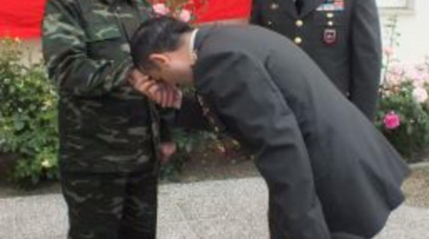 Tuğgeneral &Uuml;mit Yılmaz, 85 yaşındaki askerinin elini &ouml;pt&uuml;