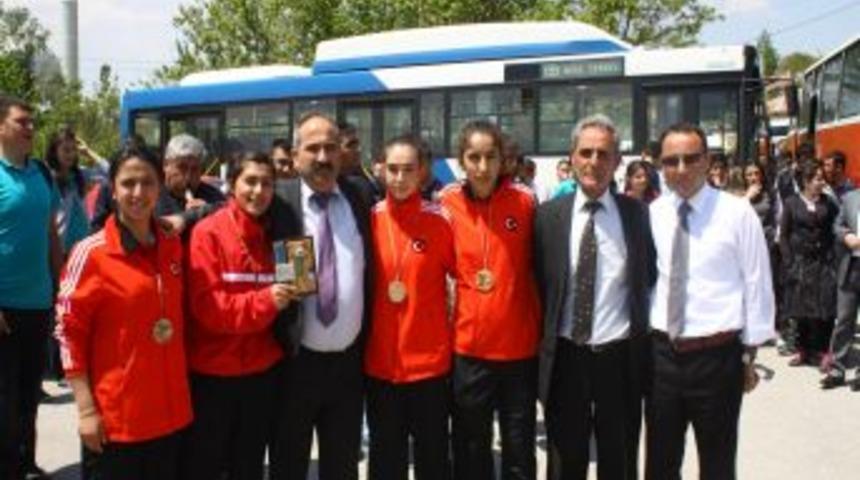 Badminton şampiyonu &ouml;ğrencilere &ouml;zel karşılama