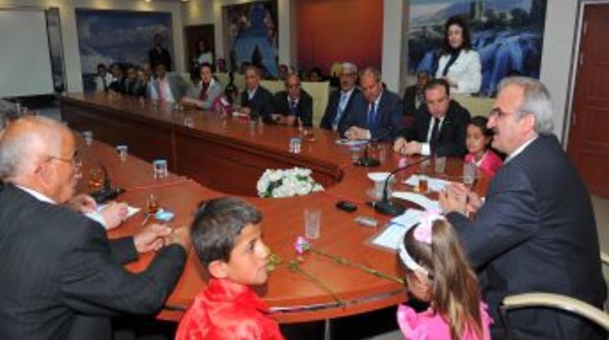 Vali Karaloğlu: Van'da 7 bin 431 &ouml;z&uuml;rl&uuml;ye evde bakım &uuml;creti &ouml;deniyor