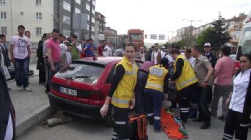 Yozgat'ta meydana gelen iki ayrı trafik kazasında 3 kişi yaralandı