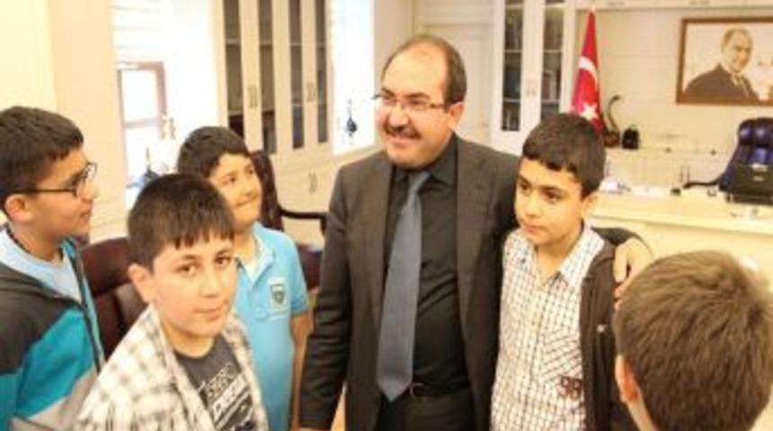 Minik fotoğraf&ccedil;ılar Aİ&Ccedil;&Uuml;'yi ziyaret etti