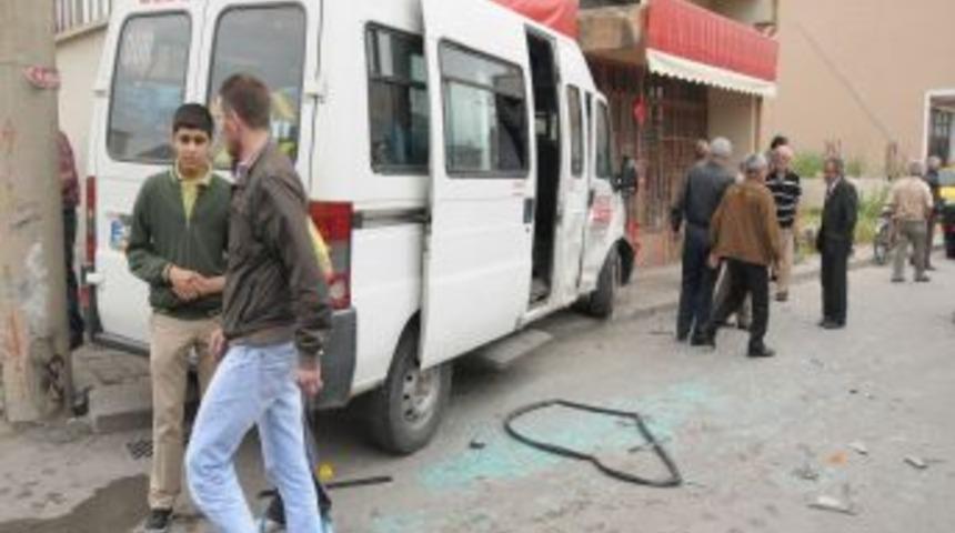 &Ouml;ğrenci servisi otomobille &ccedil;arpıştı: 8 yaralı