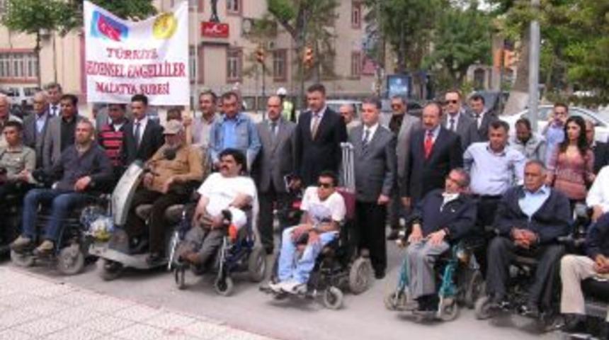 Malatya'da Atat&uuml;rk Anıtı'na &Ccedil;elenk Konularak Başladı