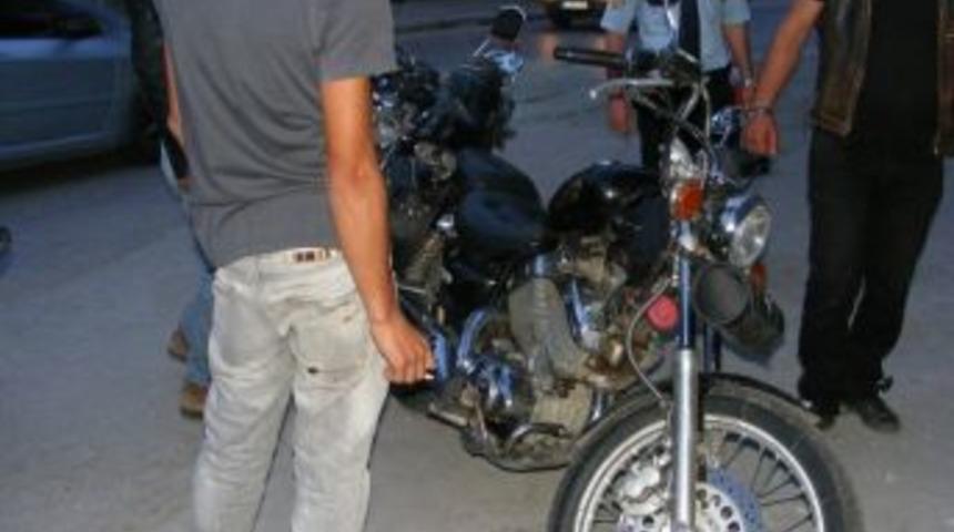 Otoparktan &Ccedil;ıkan Otomobil Motosiklete &Ccedil;arptı: 1 Yaralı