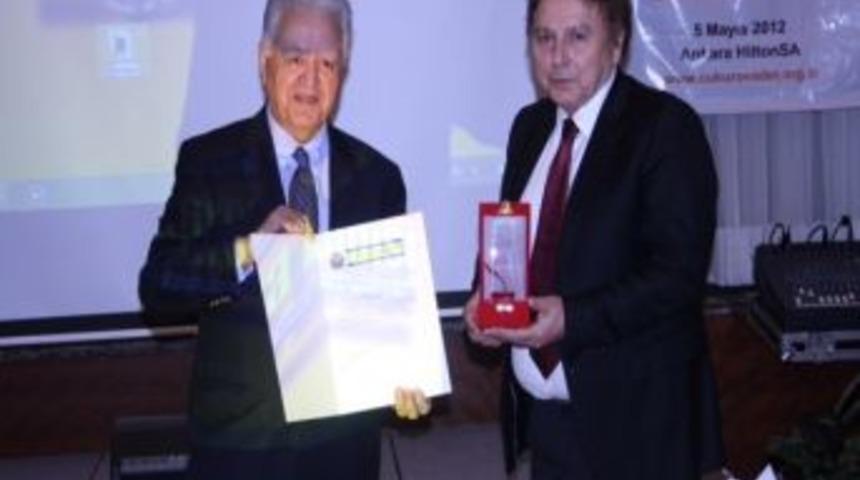 Prof. Dr. İlter Varinli'ye Yılın Tıp Bilimcisi &Ouml;d&uuml;l&uuml;