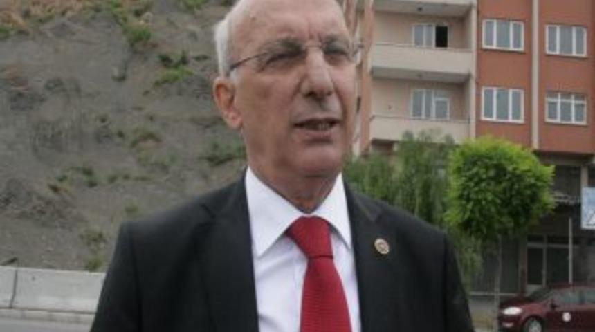 Afad Yetkilileri G&uuml;l&uuml;&ccedil;'teki Heyelanlı Alanı İnceledi
