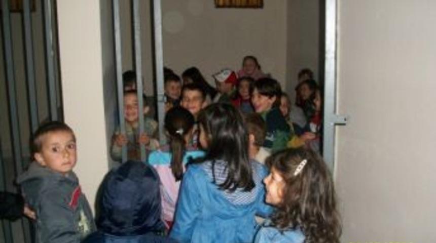 Rize'nin Fındıklı İl&ccedil;esinde &Ccedil;ocuklar Nezarethanede Fotoğraflandı