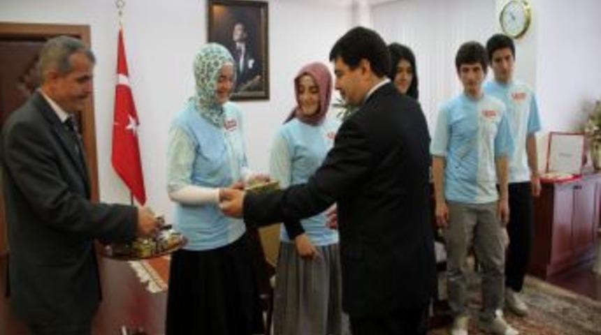 D&uuml;zce'de Ygs'de Başarılı &Ouml;ğrencilere Vali'den &Ouml;d&uuml;l