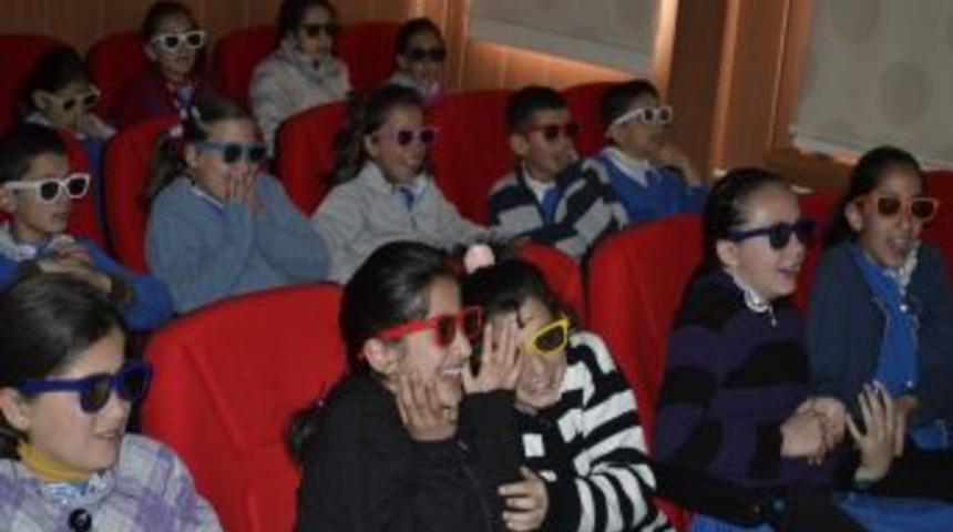 Ardahan'da &Ccedil;ocuklar Proje Kapsamında Film İzleyip Eğleniyorlar Ve Seminerler İle Bilgileniyorlar