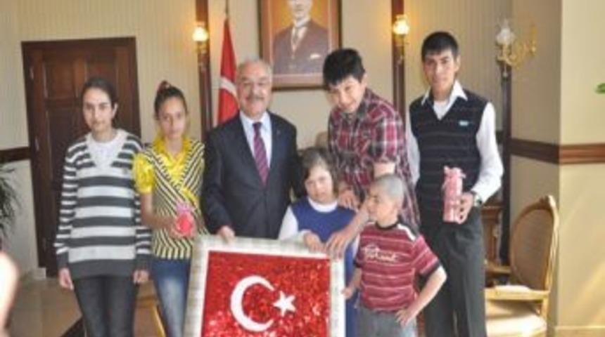Engelli &Ouml;ğrencilerden Vali Yenig&uuml;n'e Ziyaret