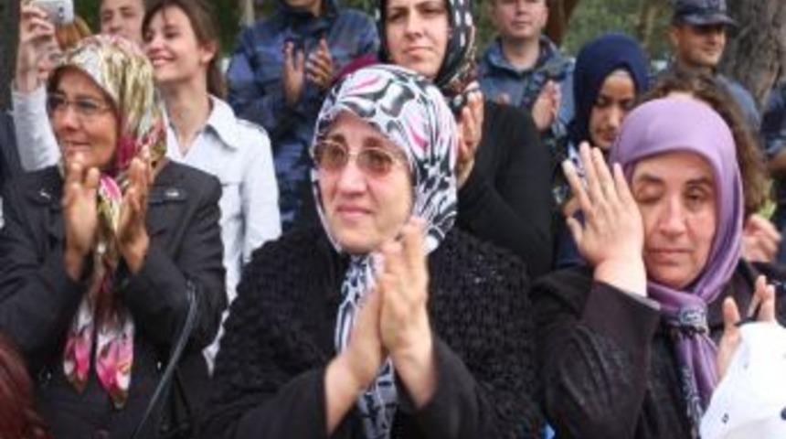 Engelliler Asker Oldu, Anneleri G&ouml;zyaşlarını Tutamadı