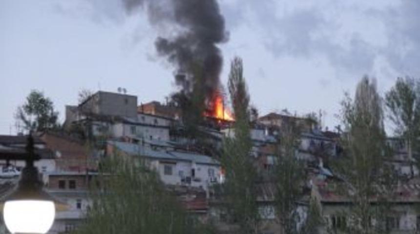 Bayburt Zahit Mahallesi'nde &Ccedil;ıkan Yangın Korkuttu