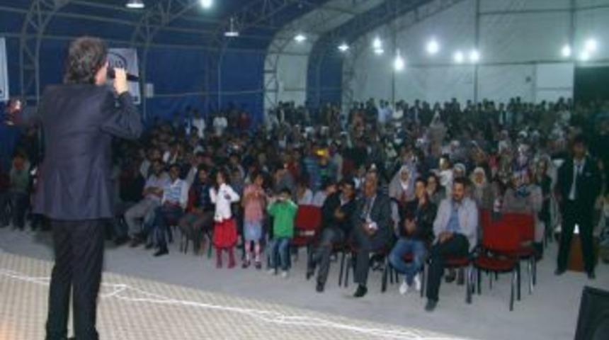 Erciş'te depremzedeler konserle moral buldu