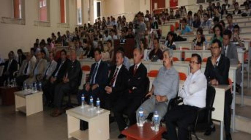 &Uuml;niversite &ouml;ğrencilerine iş g&ouml;r&uuml;şmelerinde m&uuml;lakat teknikleri anlatıldı